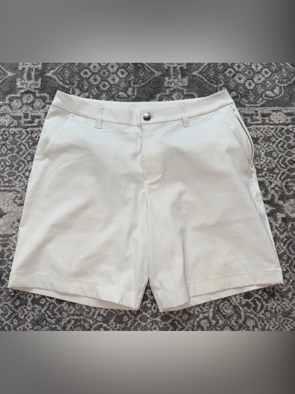 Lululemon Men's White Performance Stretch golf dress Shorts size 31